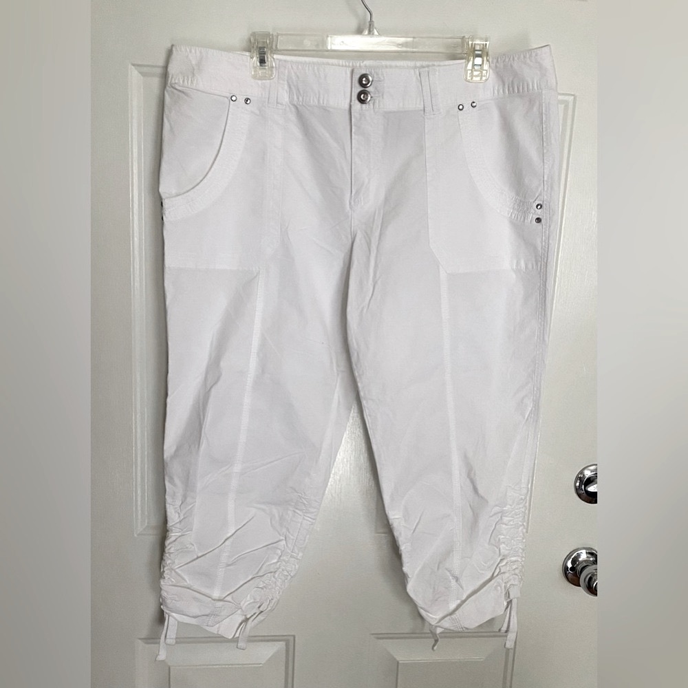 NWOT - INC International Concepts, White Capris